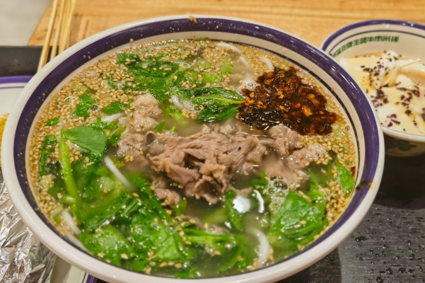 熱騰騰·鮮燙牛肉米線