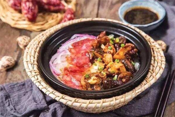 初二班煲仔飯 初二班煲仔飯