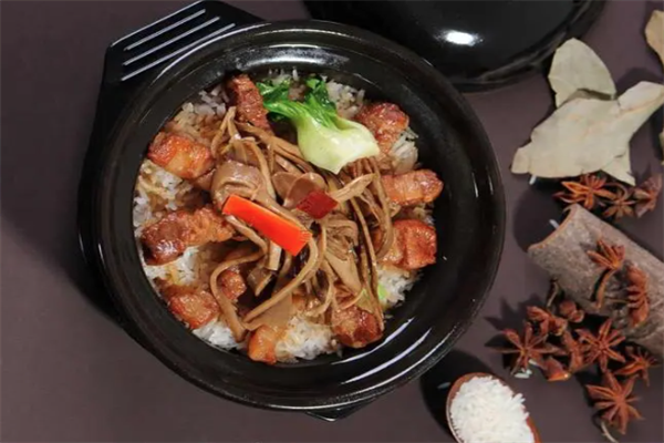 初二班煲仔飯 初二班煲仔飯