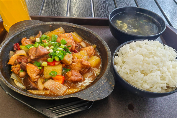 小倆口黃燜雞米飯