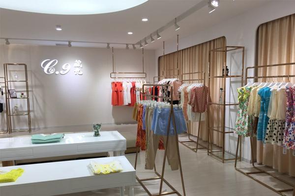 青年人加盟服裝店取得成功需掌握哪些方法和秘籍